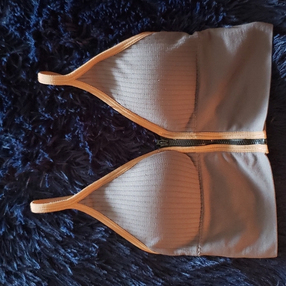 Sexy zipper crop top in beige and grey - Picture 5 of 7